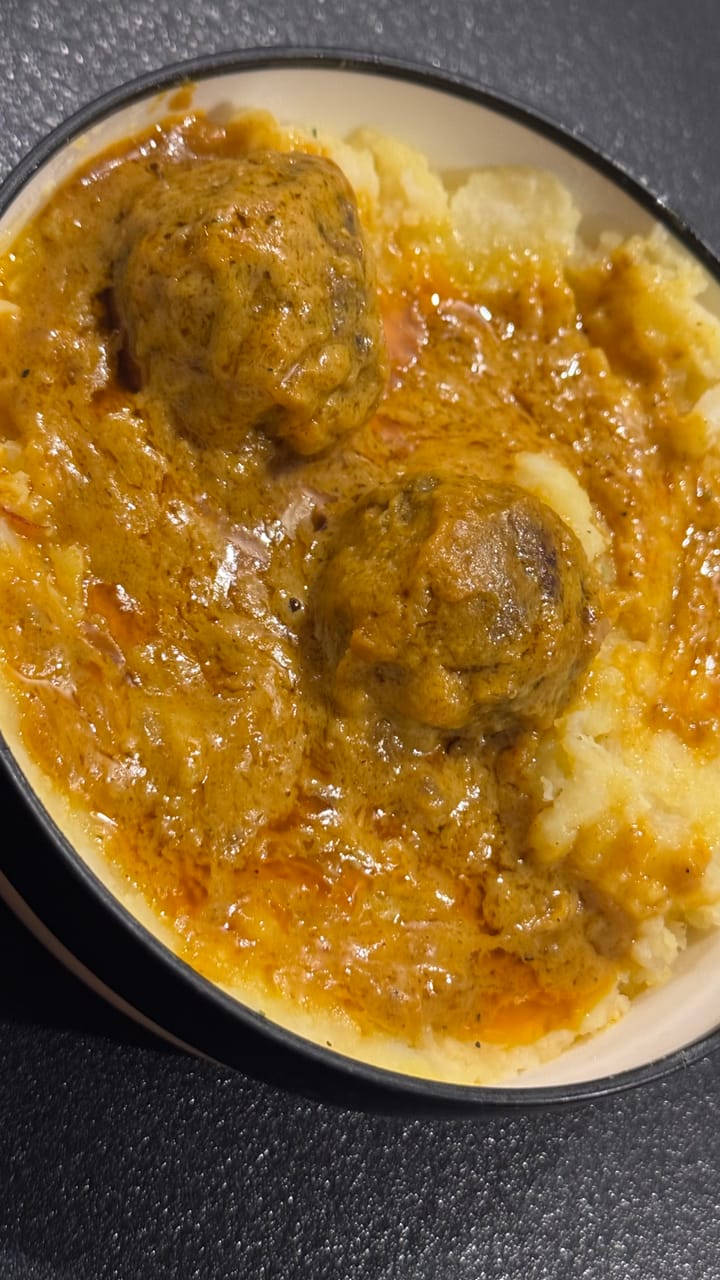 Cauliflower Stamppot with Homemade Meatballs in Curry Sauce